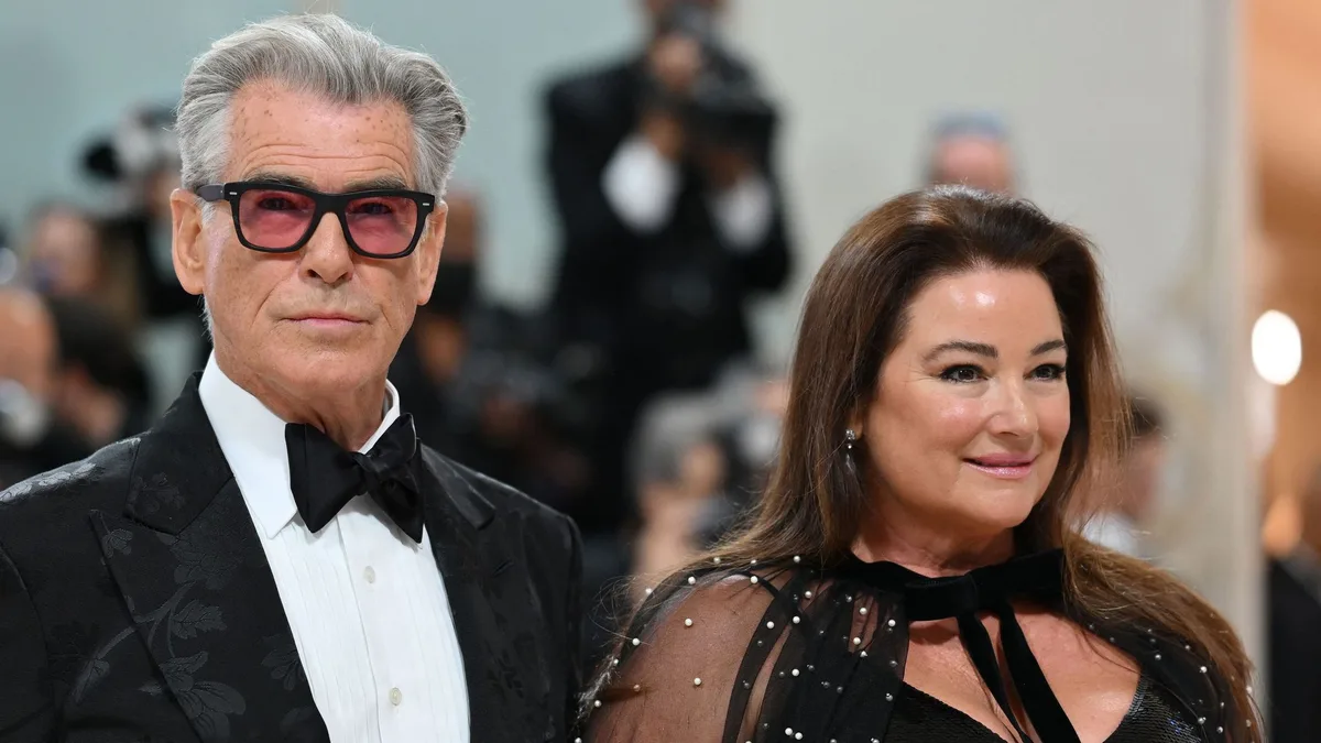 Pierce Brosnan y su mujer Keely Shaye Smith dan un giro radical a su vida, 25 años después, por un motivo de causa mayor
