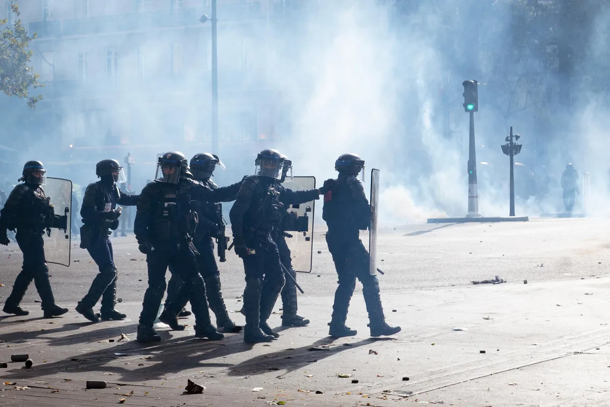 Maintien de l’ordre du 17 octobre : « La volonté de contrôle total de la foule crée un effet bouilloire plutôt qu’une désescalade »