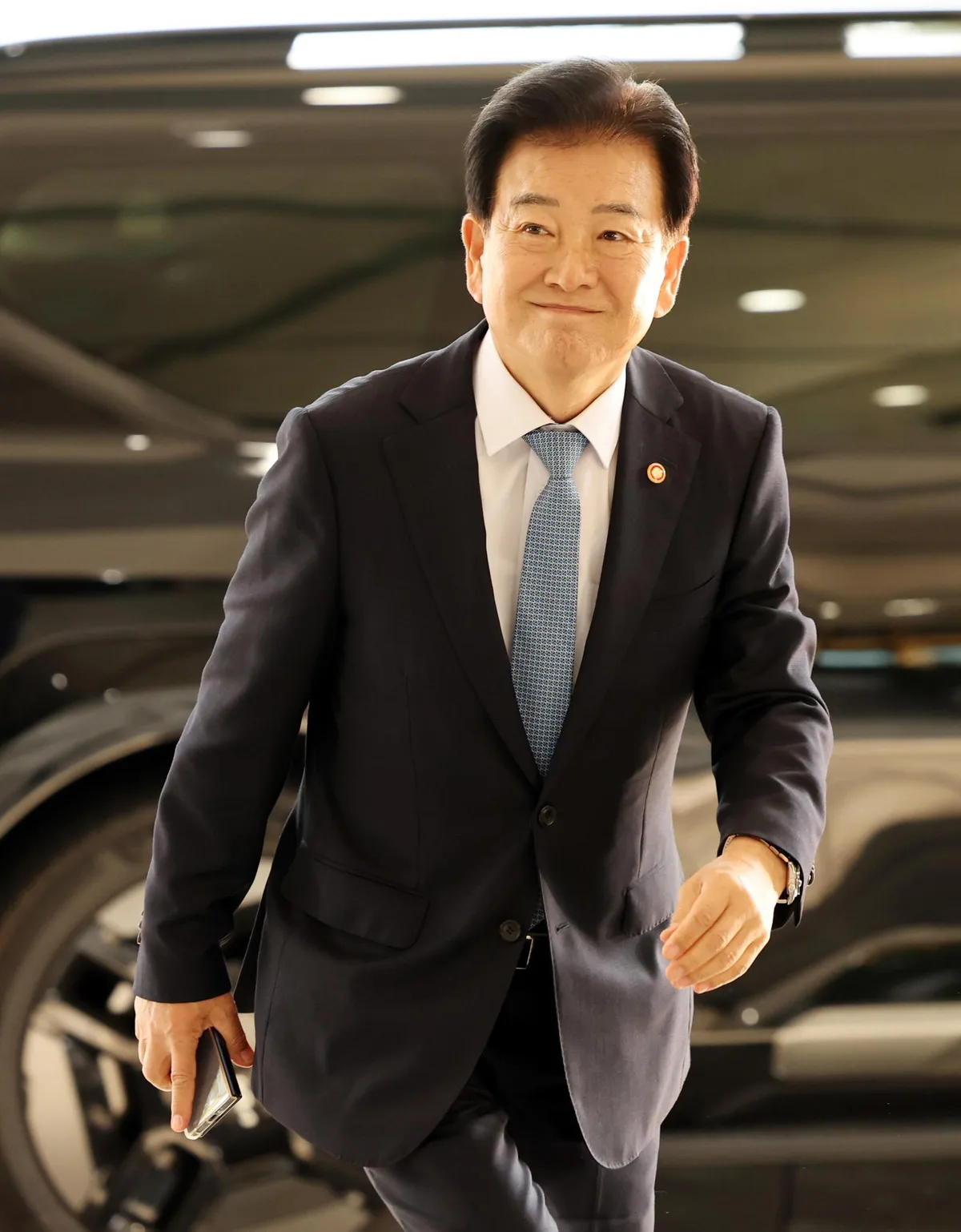 웃는 얼굴, 사라지는 뒷모습-찍는 사람과 찍히는 사람의 다른 선택[청계천 옆 사진관]