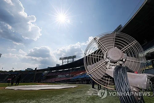 임오경 "71℃ 인조잔디서 프로야구 경기…폭염지침 갖춰야"