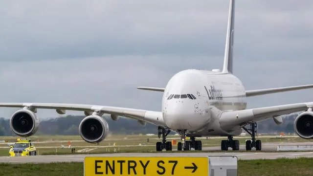 351 Passagiere an Bord: Lufthansa-Airbus setzt bei Landung in München zu früh auf