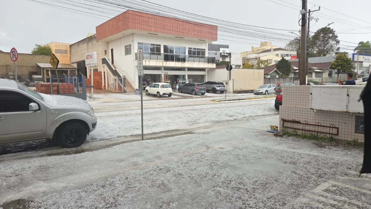 Temporal transforma ruas de cidade de SC em ‘tapete’ de granizo; veja imagens