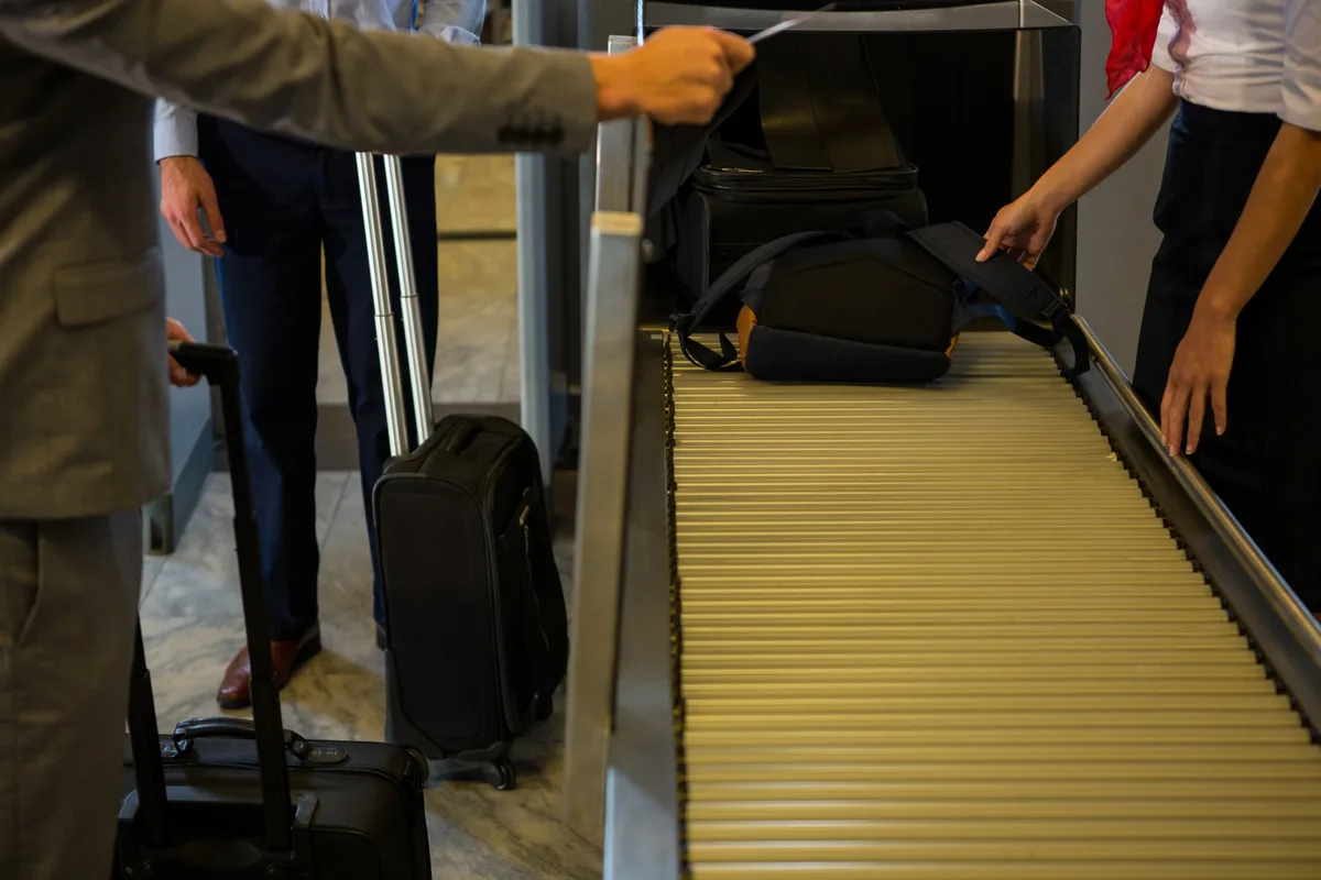 Saiba como o raio-X da PF enxerga o interior das malas em aeroportos