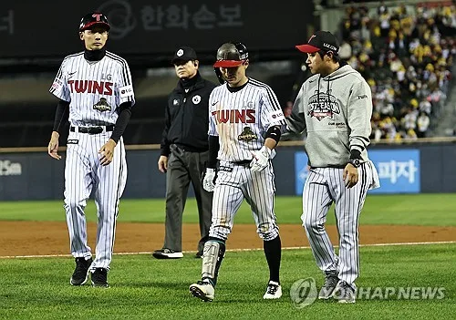 LG 신민재, 광주 함께 간다…"왼쪽 햄스트링 큰 이상 없어"