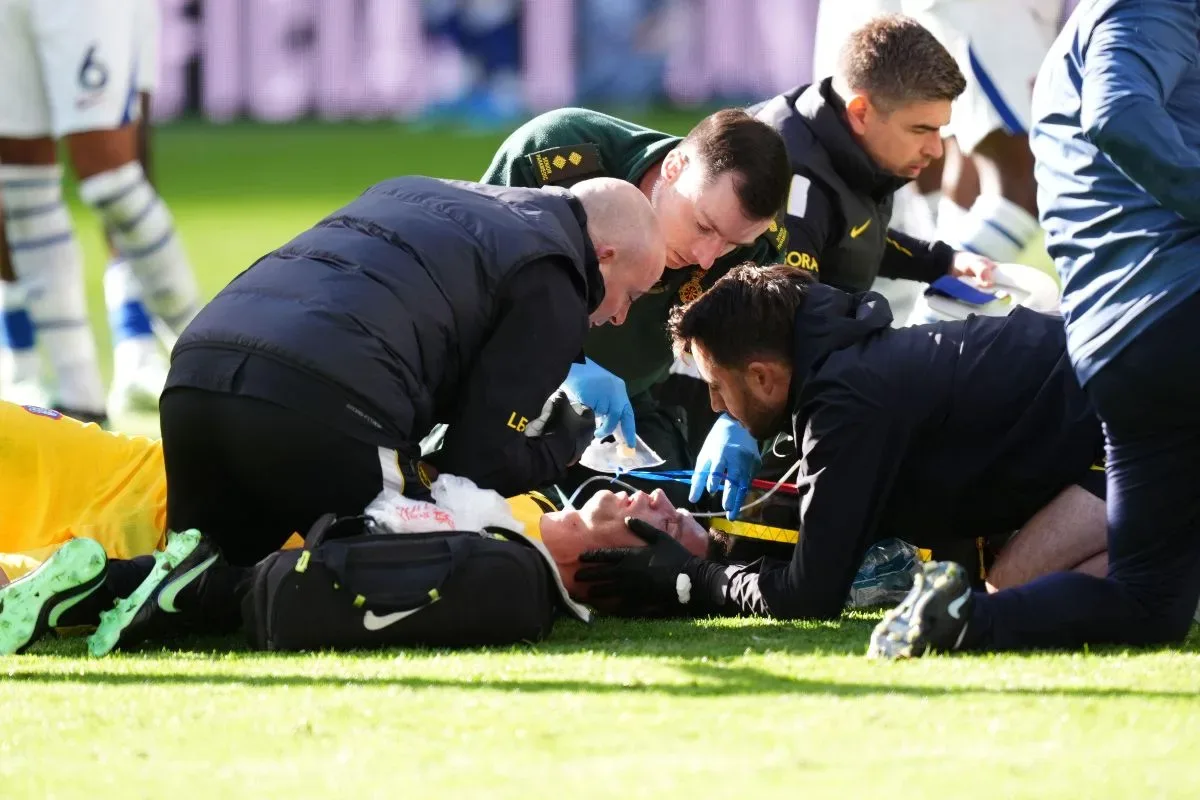 Dibu Martínez passa por cirurgia na mandíbula após choque na Premier League