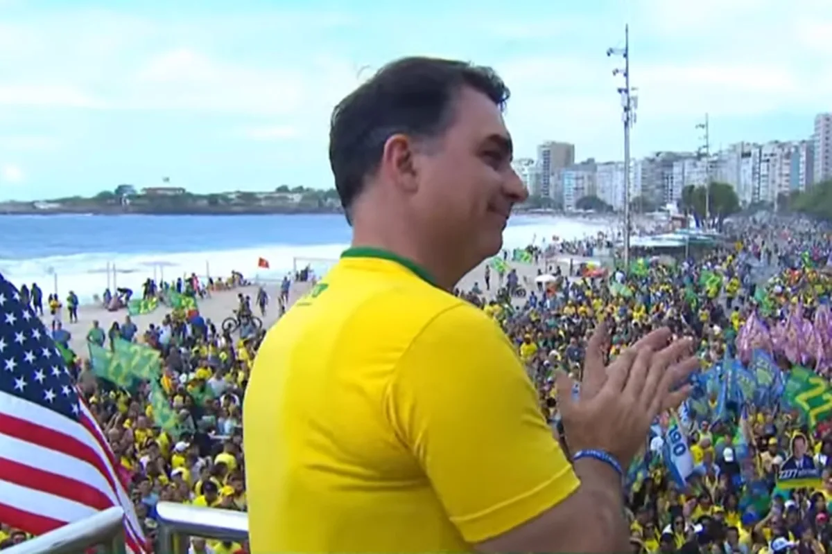 Ato de Flávio em Copacabana reúne 8,9 mil pessoas, diz monitor da USP