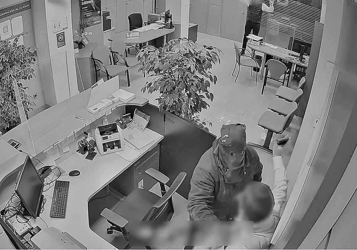 La Guardia Civil espera a unos ladrones de bancos junto al butrón y los detiene antes de su tercer golpe