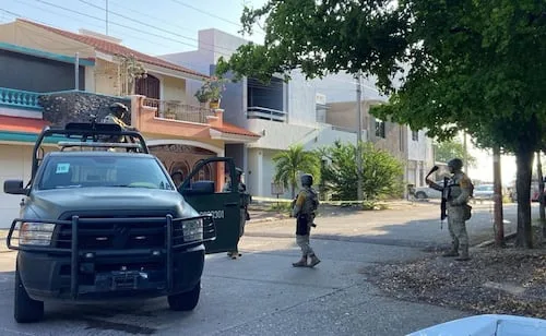Vandalizan inmueble de varios pisos en sector residencial de Culiacán; rescatan a familia de la azotea