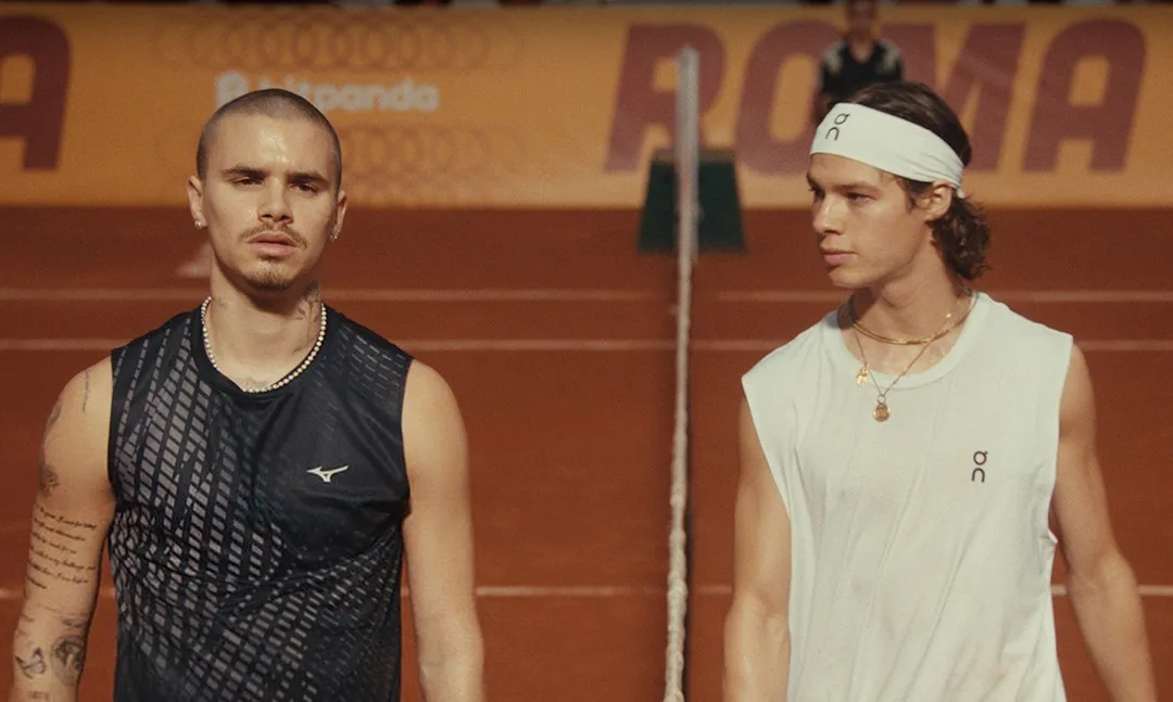 O novo filme de Romeo Beckham que mistura tênis e romance gay em cenas quentes