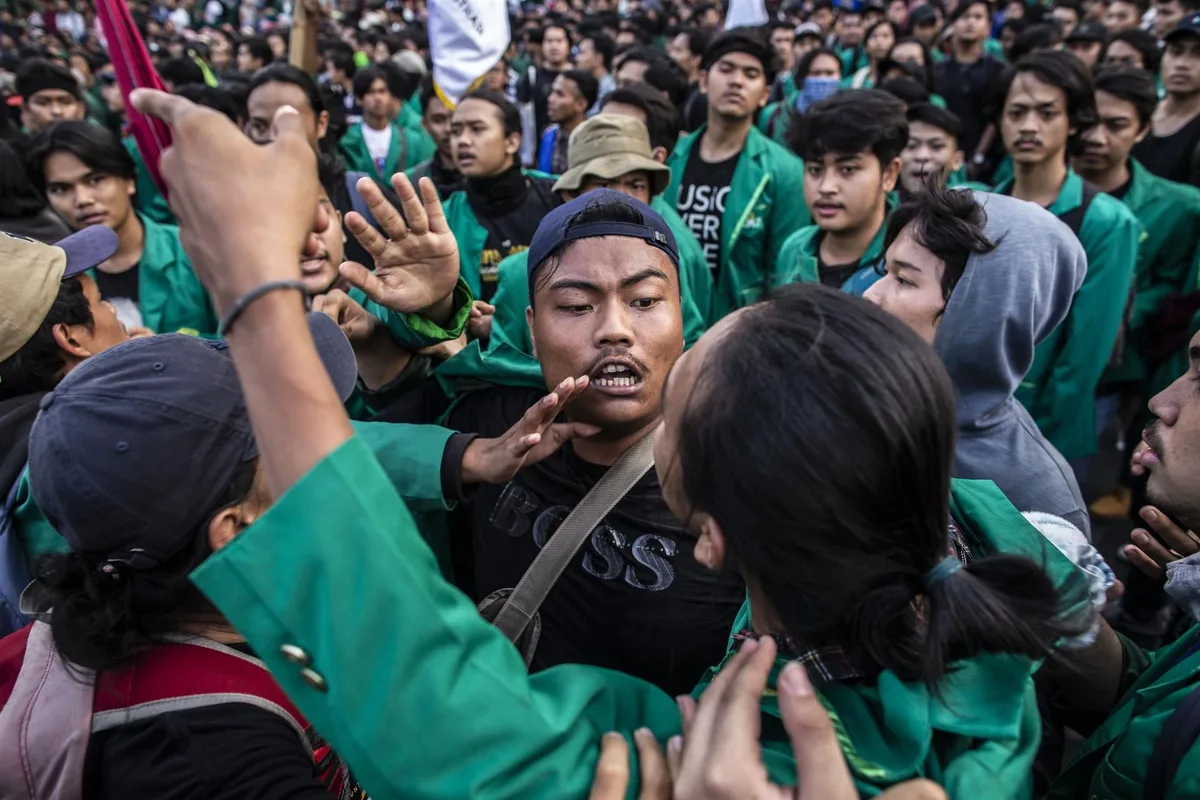 Miles de personas protestan en la capital de Indonesia para pedir el fin de la corrupción