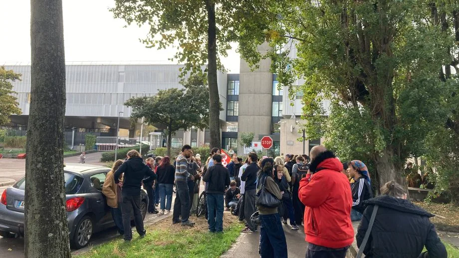 Mouvement lycéen : une soixantaine de personnes devant le commissariat de Rouen pour exiger la libération d'un étudiant