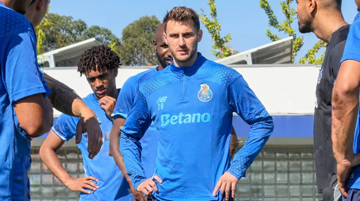 Así recibieron a Santiago Giménez en su primer entrenamiento con el Porto: ¿cuándo podría debutar?