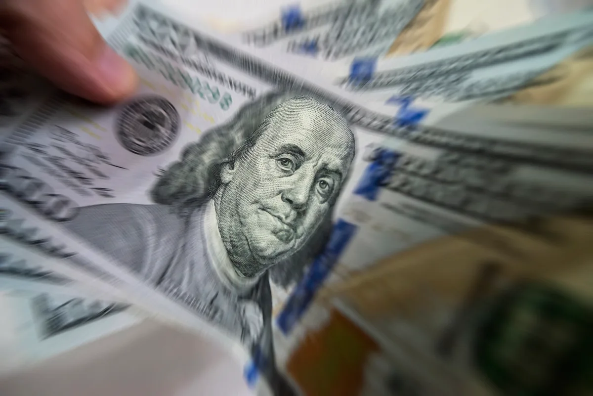 Dólar passa a cair, com julgamento Moraes-Vorcaro e Superquarta no radar; Ibovespa sobe