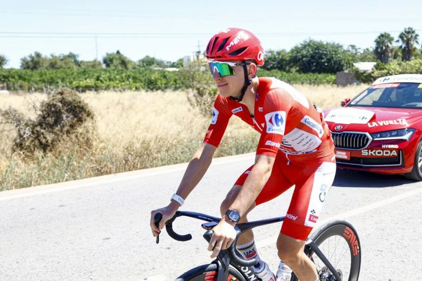 Tadej Pogacar quitte la Vuelta en ambulance après une énorme chute sur la 8e étape