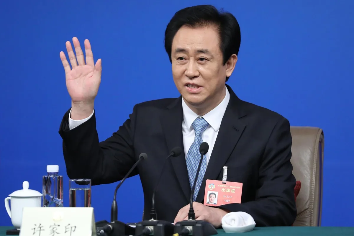 Él es Xu Jiayin, fundador de Evergrande que pasó de ser el hombre más rico de China a vivir tras las rejas