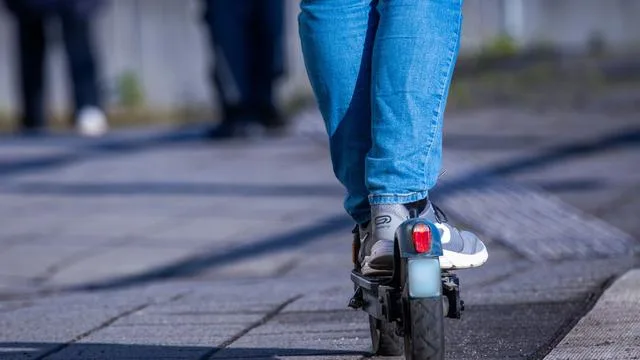 Jugendliche verunglückt: Zwei 15-Jährige bei E-Scooter-Unfällen schwer verletzt