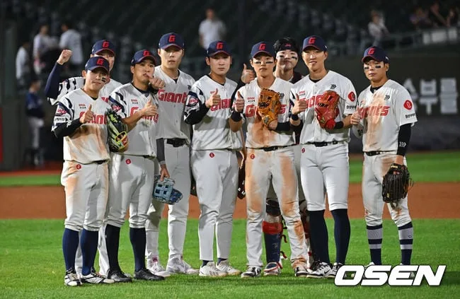 김태형 감독 "한동희 데뷔 첫 20홈런 축하" 박수..."로드리게스도 승리 발판" 5실점 선발까지 챙겼다