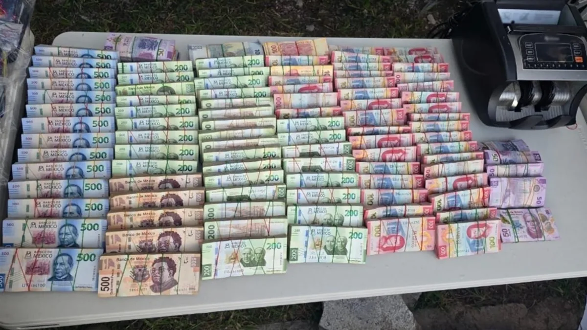 Decomisan más de 2 millones de pesos en efectivo, armas y miles de dosis de droga en Durango