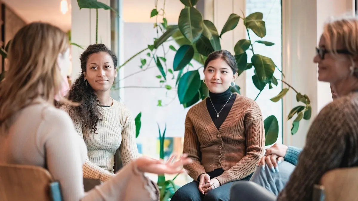 Menschen, die in einer Gruppe kaum sprechen, sind laut Psychologie nicht desinteressiert, sondern beobachten eher ihre Umgebung, bevor sie selbst sprechen.