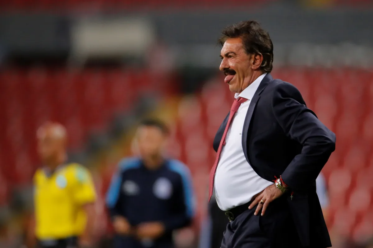 Ricardo La Volpe arremete contra el cuerpo técnico de Rafael Márquez en la Selección Mexicana