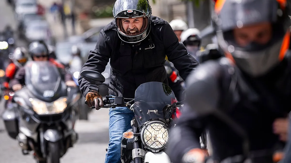 Carros que veem motos: sistema que deteta os 'duas rodas' invisíveis já em teste nas ruas