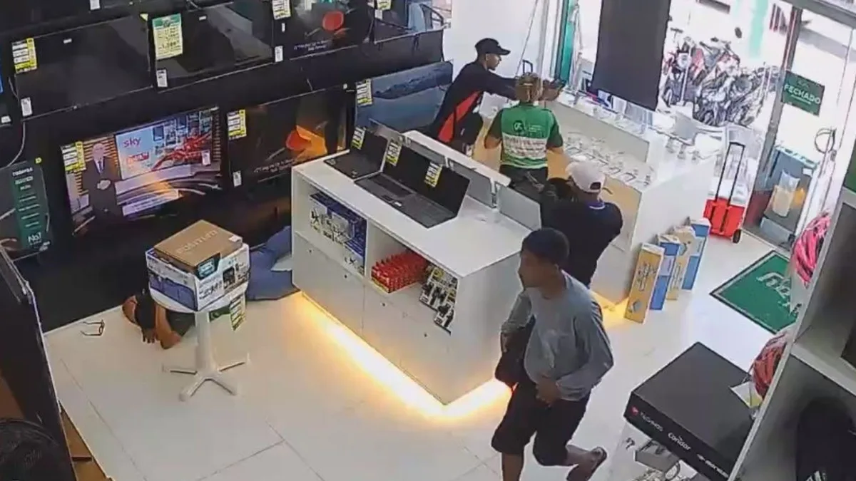 Trio armado invade e assalta loja de eletrodomésticos em Macapá; VÍDEO