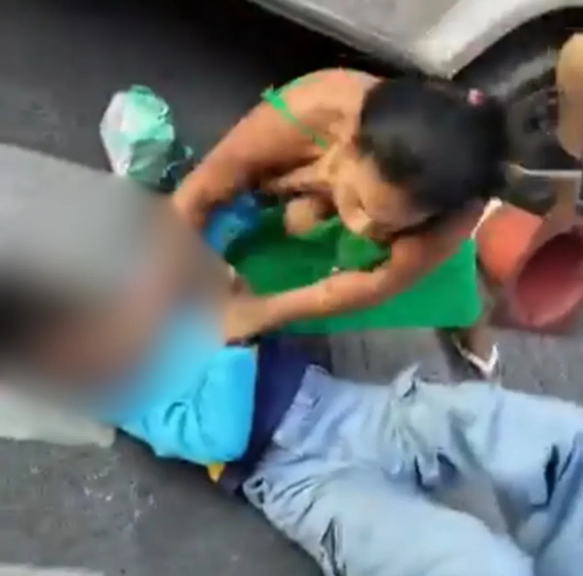 'Pega de costas e desprevenida', diz mãe de menina espancada por mulher na porta da escola