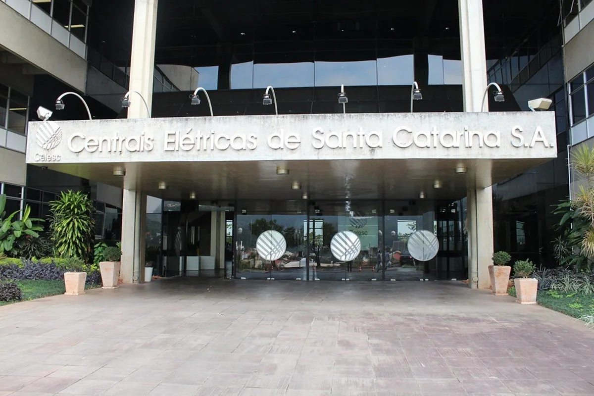 Celesc abre concurso público com salários de até R$ 6,9 mil e vale alimentação de quase R$ 2 mil