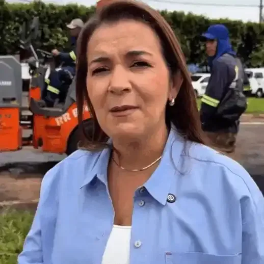 Prefeita acompanha força-tarefa para reparar ruas após temporal