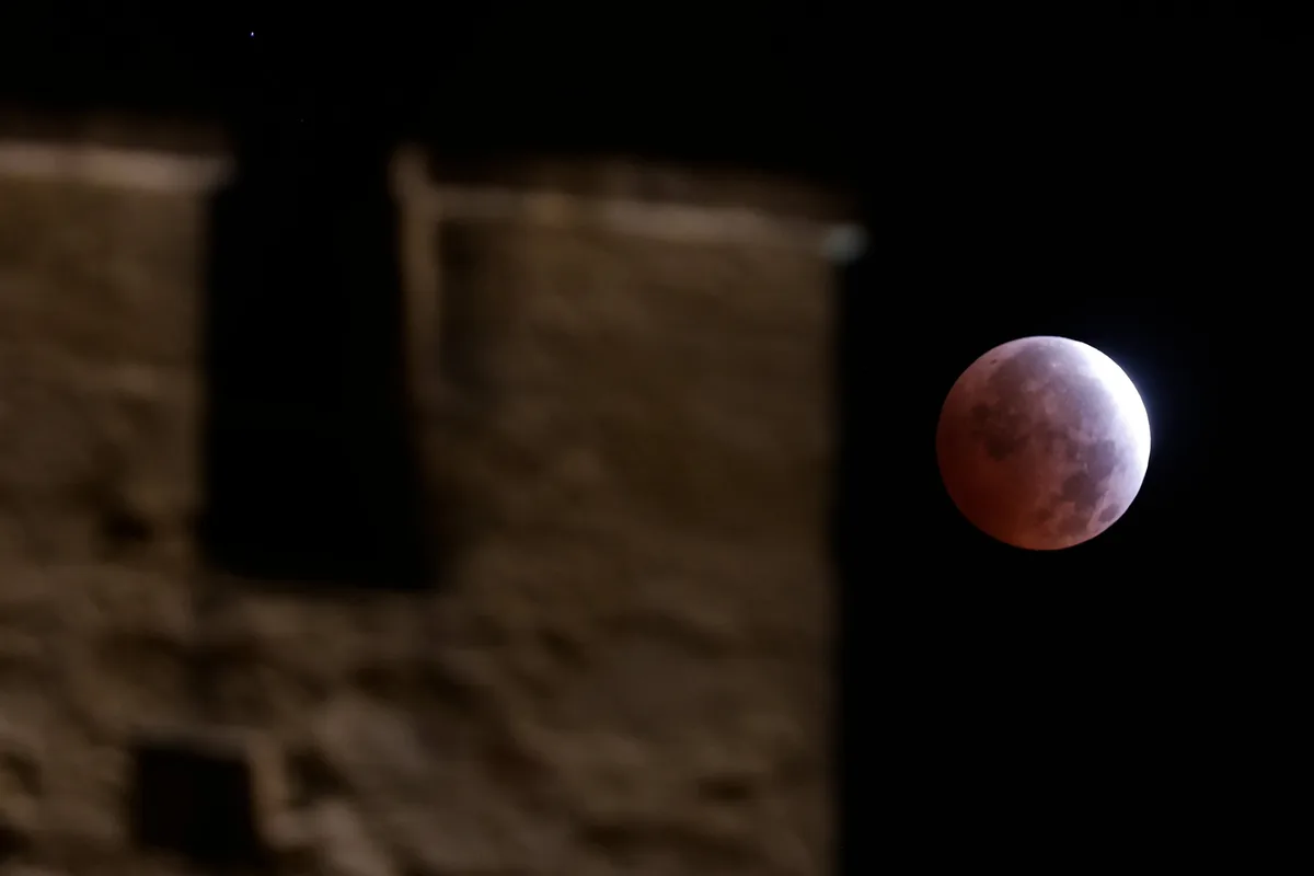 Las mejores imágenes del eclipse parcial de Luna: un evento astronómico que ha podido disfrutarse en toda España