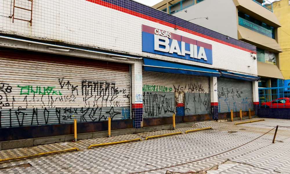 Justiça obriga Casas Bahia a recontratar: quando o Direito ignora a economia