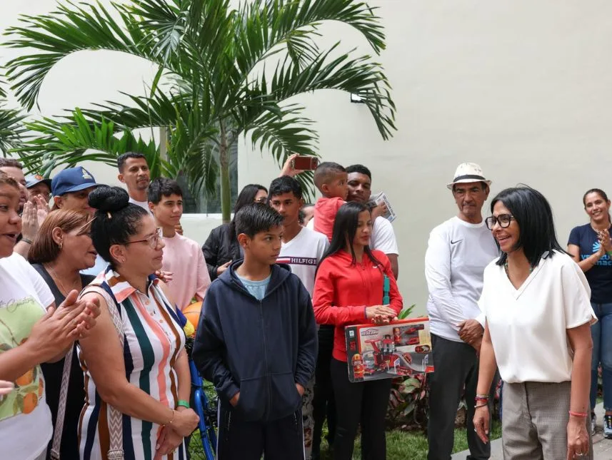 Presidenta (e) entrega de nuevas viviendas a familias afectadas por los sismos