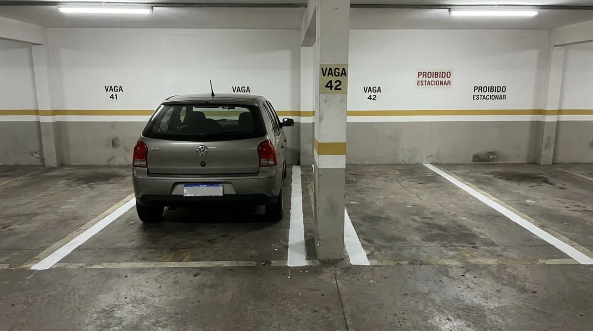 Casal volta das férias e encontra as faixas da garagem repintadas e sua vaga ficou mais estreita depois da mudança feita pelo condomínio