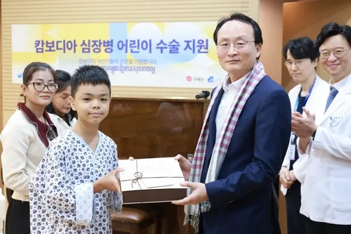 KB국민은행, 금감원과 캄보디아 심장병 어린이 수술 지원
