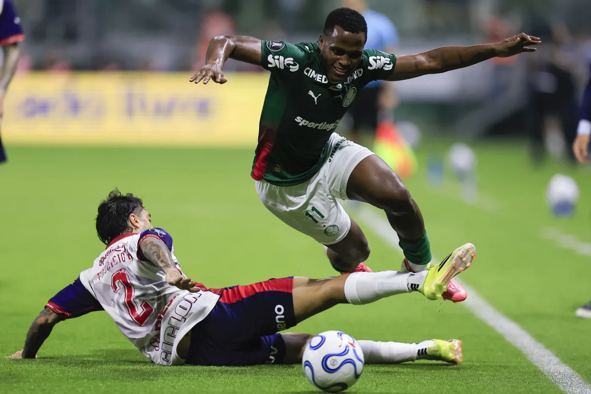 Jhon Arias arrisca de muito longe e carimba a trave do Cerro Porteño; veja