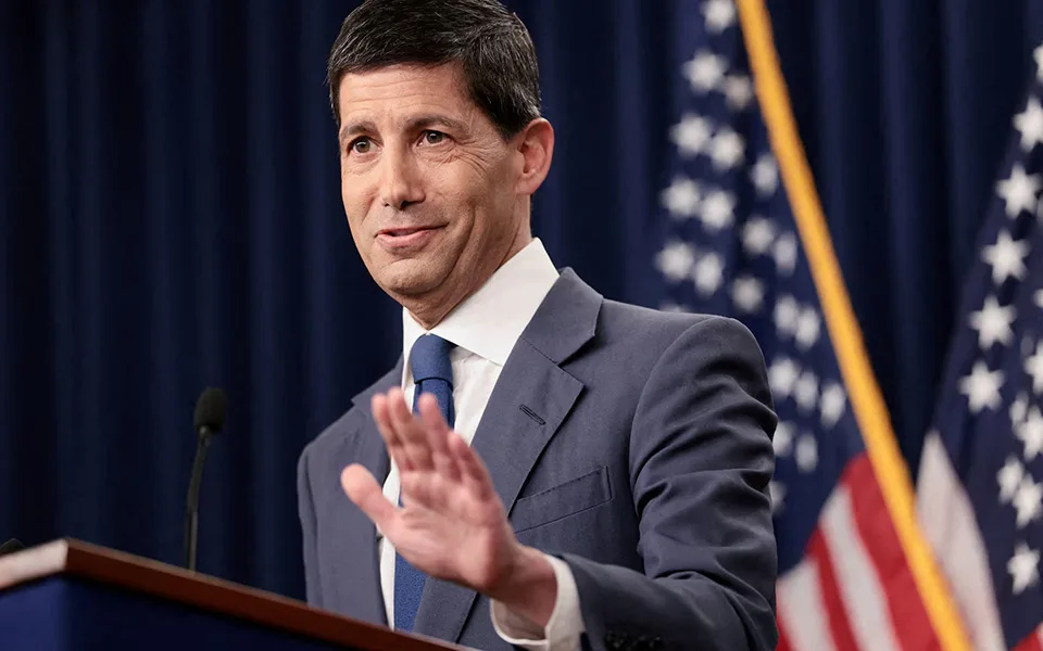 Fed: Kevin Warsh não dá pistas sobre juros mas admite “aperto monetário sincronizado” a nível mundial