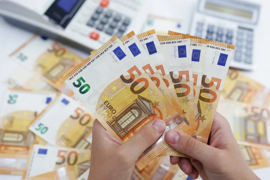 Euro volta a cair e afasta-se dos 1,12 dólares