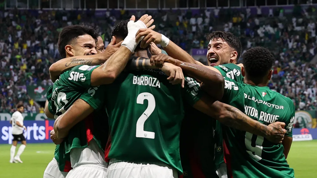 DOMINANTE! Palmeiras goleia o Corinthians e segue firme na briga do título