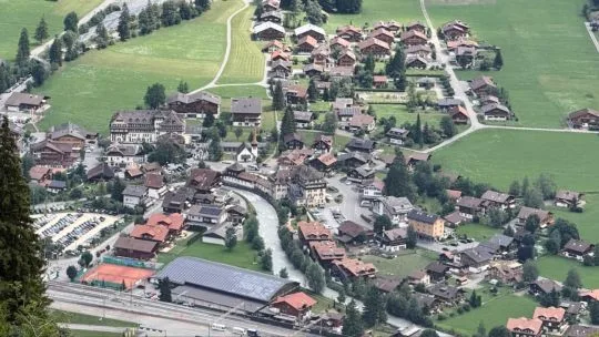 Descongelamiento del permafrost en los Alpes: el colapso rocoso que amenaza al pueblo suizo de Kandersteg
