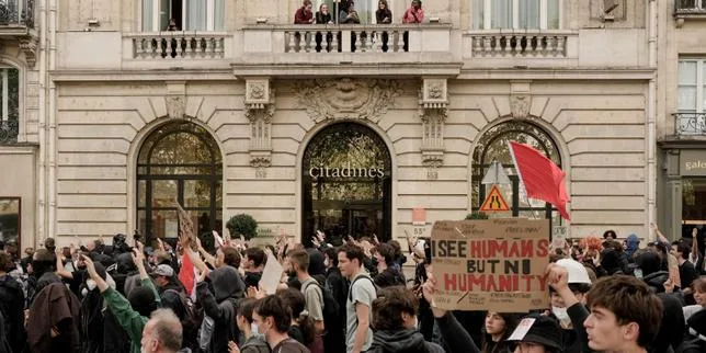 EN DIRECT, mouvement lycéen : à Paris, la dénonciation des violences policières est au cœur de la mobilisation