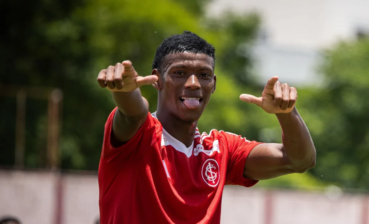 Ex-promessa do Bahia brilha como artilheiro e acerta com clube árabe