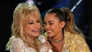 Con un profundo dolor, Miley Cyrus se despide de su madrina Dolly Parton