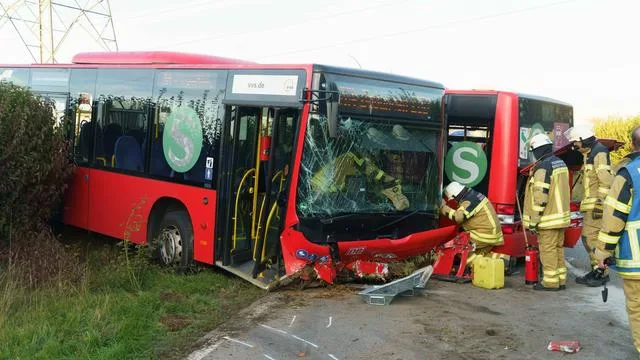200.000 Euro Schaden: Linienbus in zwei Teile geteilt - Fahrer schwer verletzt