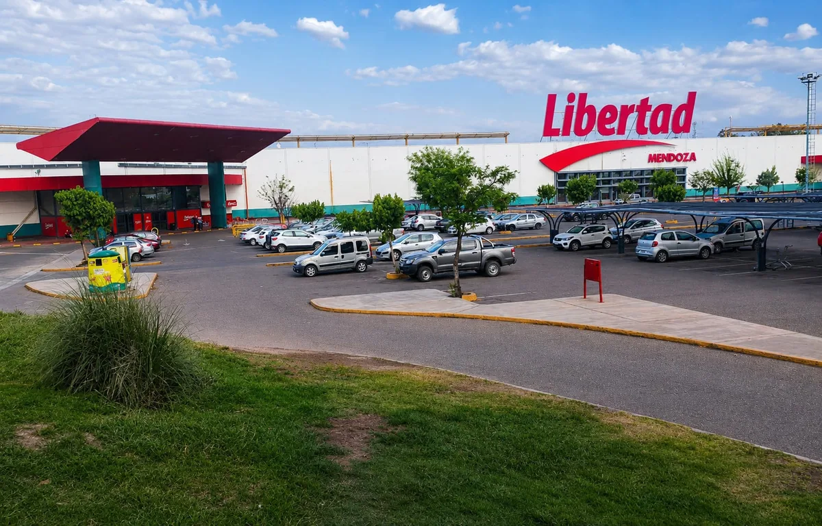Cerró un histórico hipermercado y despidió a todos sus empleados