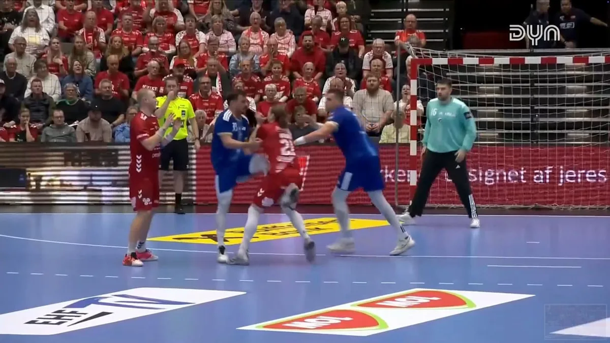 Mit dem Fuß in die Weichteile - Hoden-Foul gegen deutschen Handball-Star