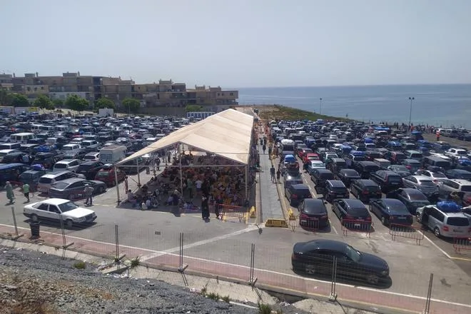 Comienza el montaje del primer centro de acogida temporal de inmigrantes en Ceuta