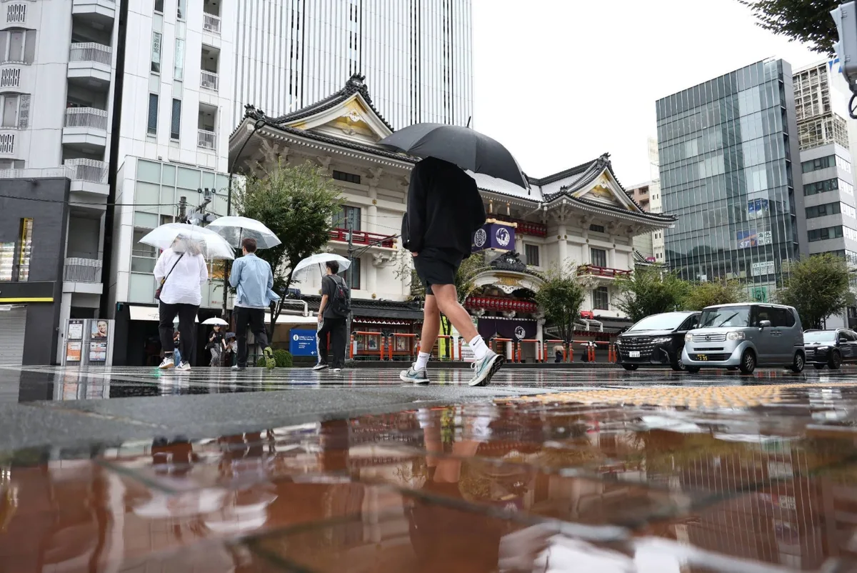 Powerful Typhoon Dujuan zeroes in on Tokyo area