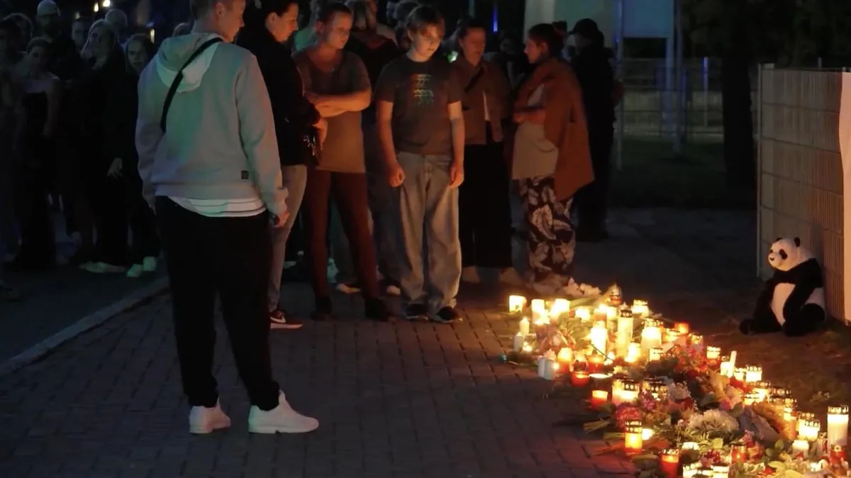 Möglicher Femizid: Hunderte trauern nach Messerattacke an Schule in Brandenburg