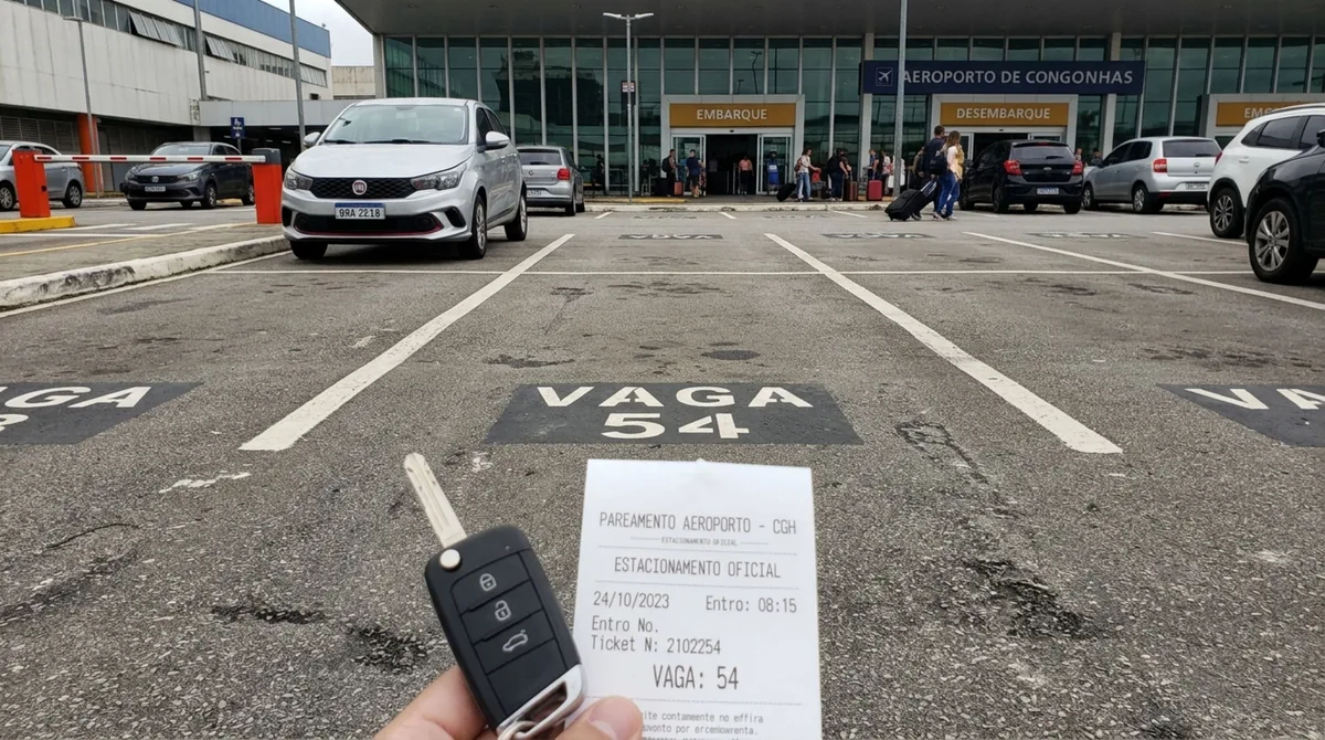 Homem estaciona o carro no aeroporto durante uma viagem e, ao voltar, não encontra seu carro no local em que estacionou, ele cobra o aeroporto pela segurança de seu veículo e exige indenização