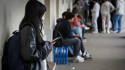 Les personnels de l'Éducation nationale regrettent d'avoir été avertis "beaucoup trop tard" pour bannir les téléphones portables des lycées dès la rentrée